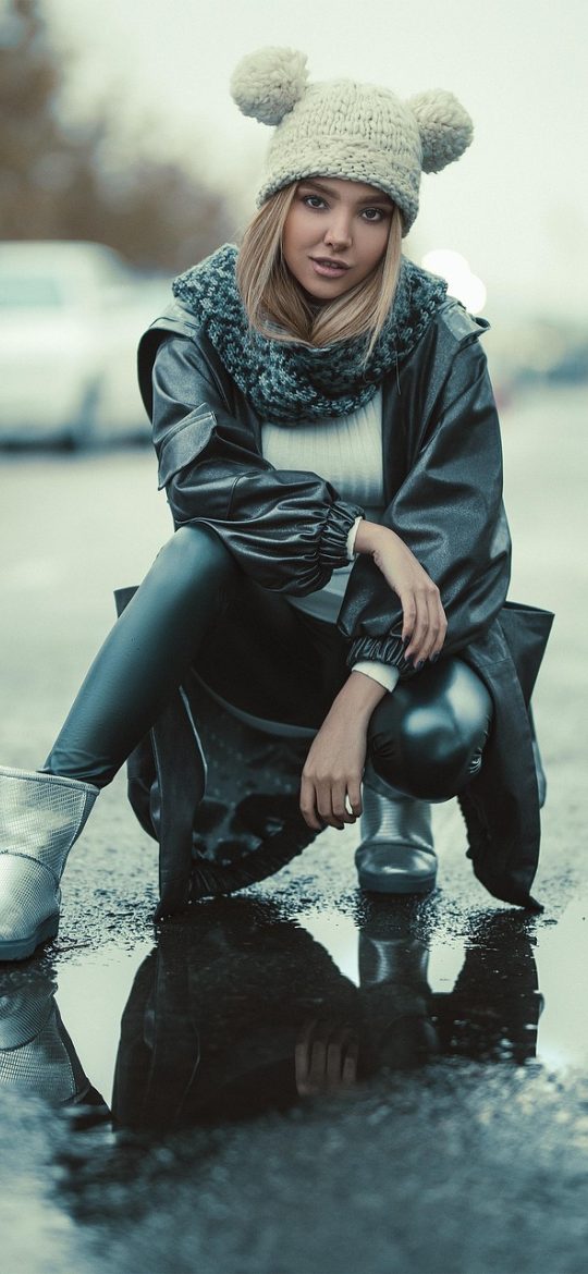 贷款 App 还款日历截图，月历视图上多个月份的还款日被标记为金色圆点，下方列出未来三期应还金额与剩余本金，顶部有提前还款提醒的提示条